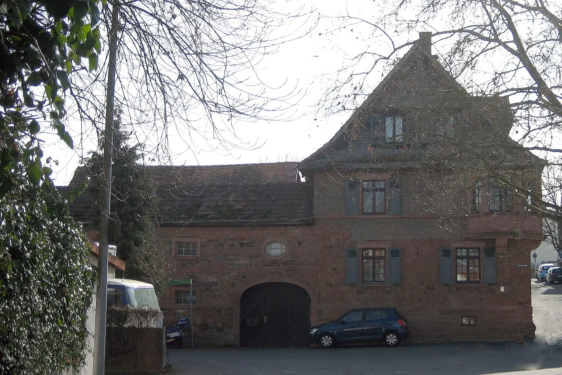 Sandsteinhaus mit Torbogen in der Hauptstraße in Reinheim-Zeilhard
