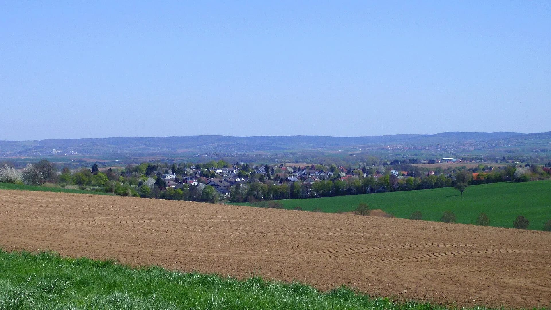 Blick über die Felder auf Reinheim-Zeilhard