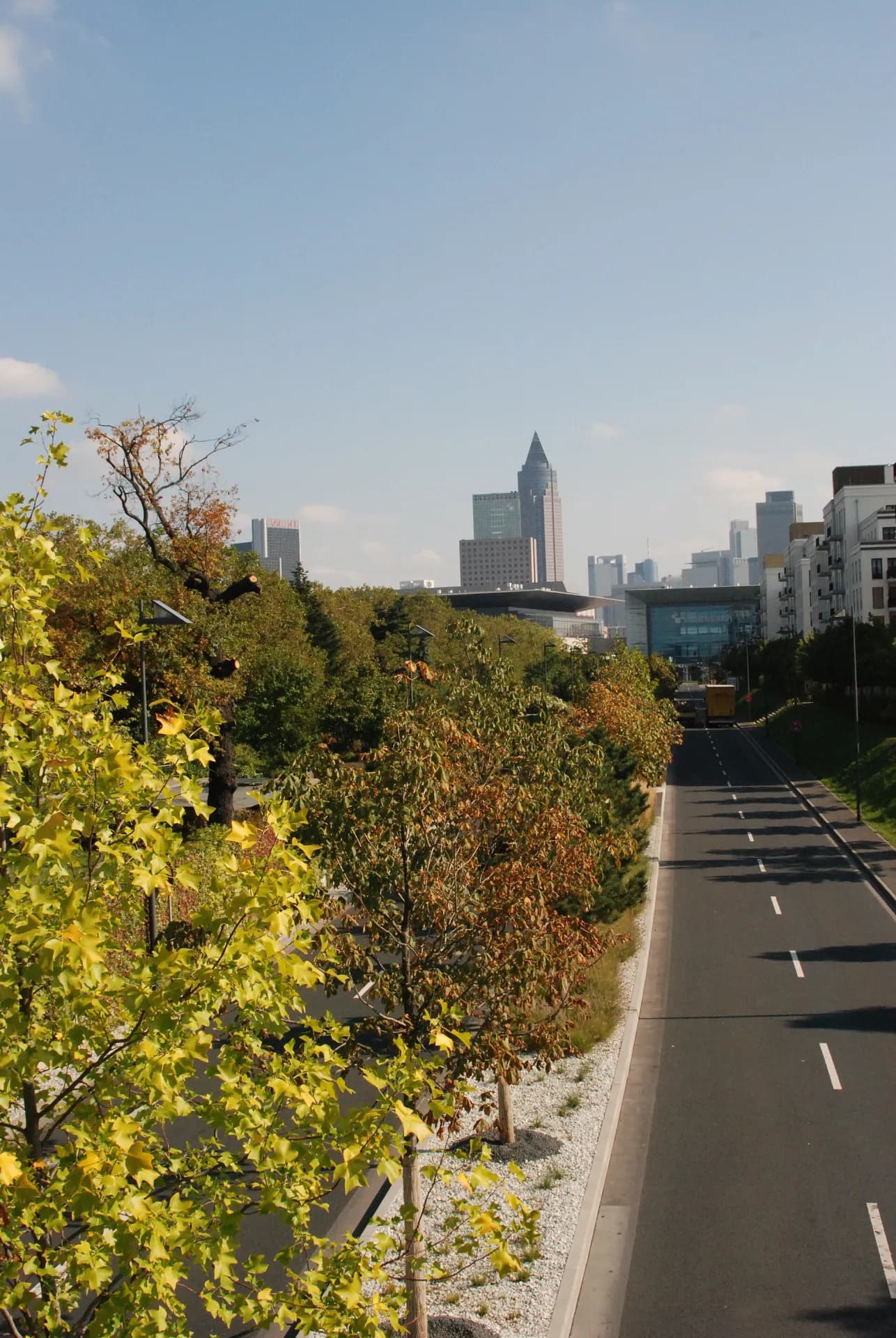 Straße am Zeppelinpark im Frankfurter Gallus