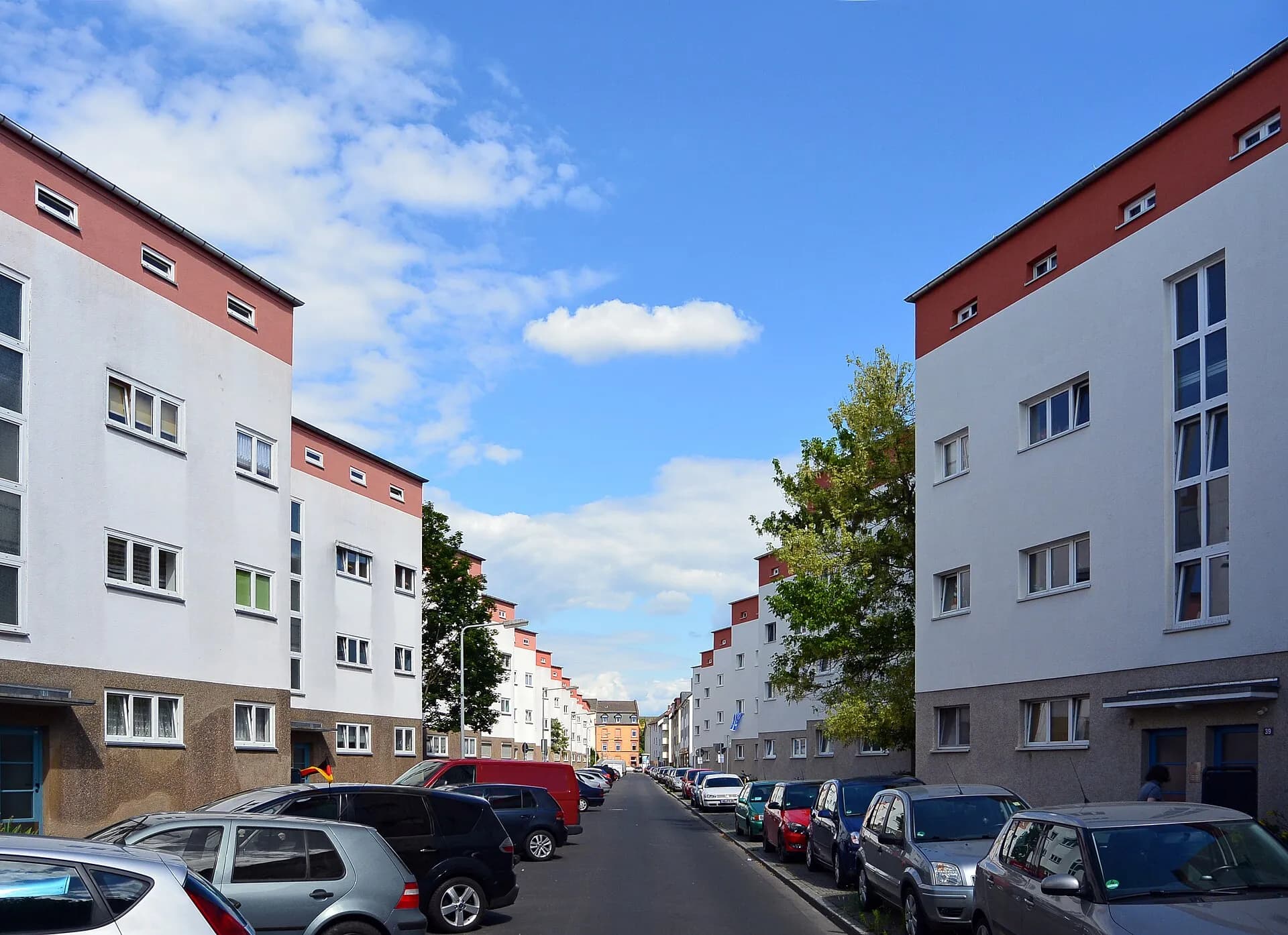 Wohnstraße der Siedlung Zickzackhausen in Frankfurt Niederrad