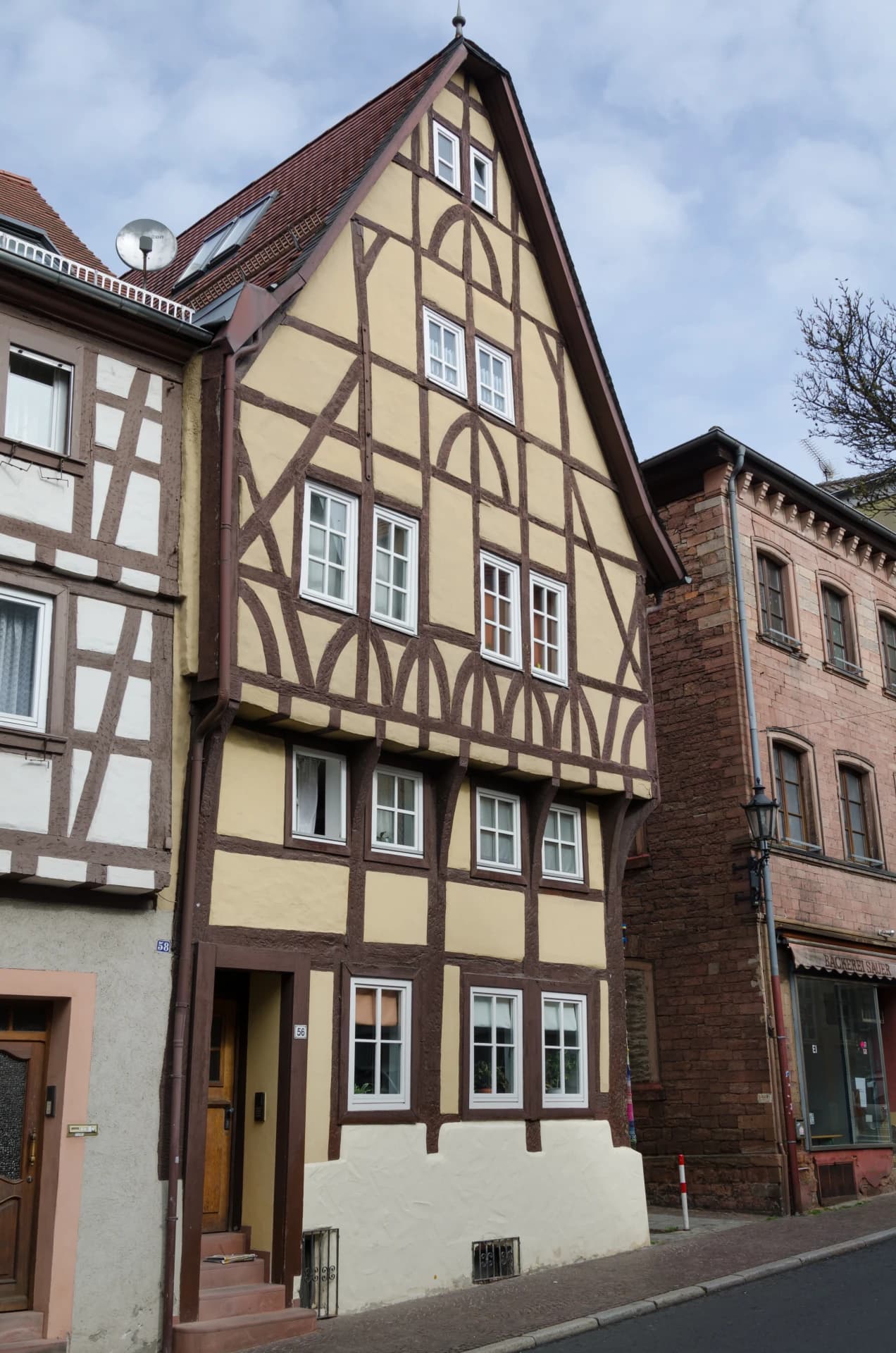 Haus mit Zierfachwerk in der Dalbergstraße in Aschaffenburg