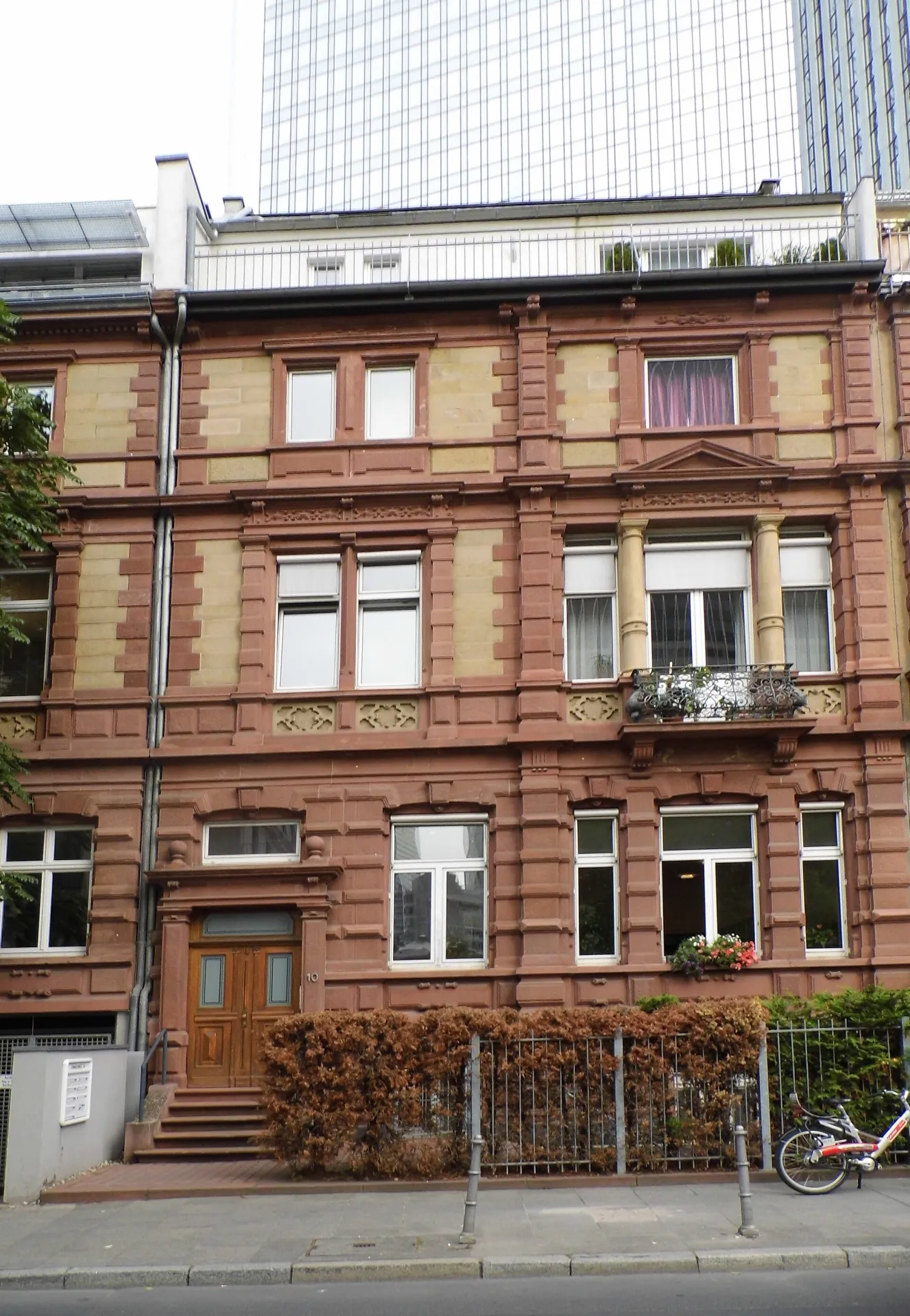 Wohnhaus mit rotem Sandstein am Zimmerweg im Frankfurter Westend