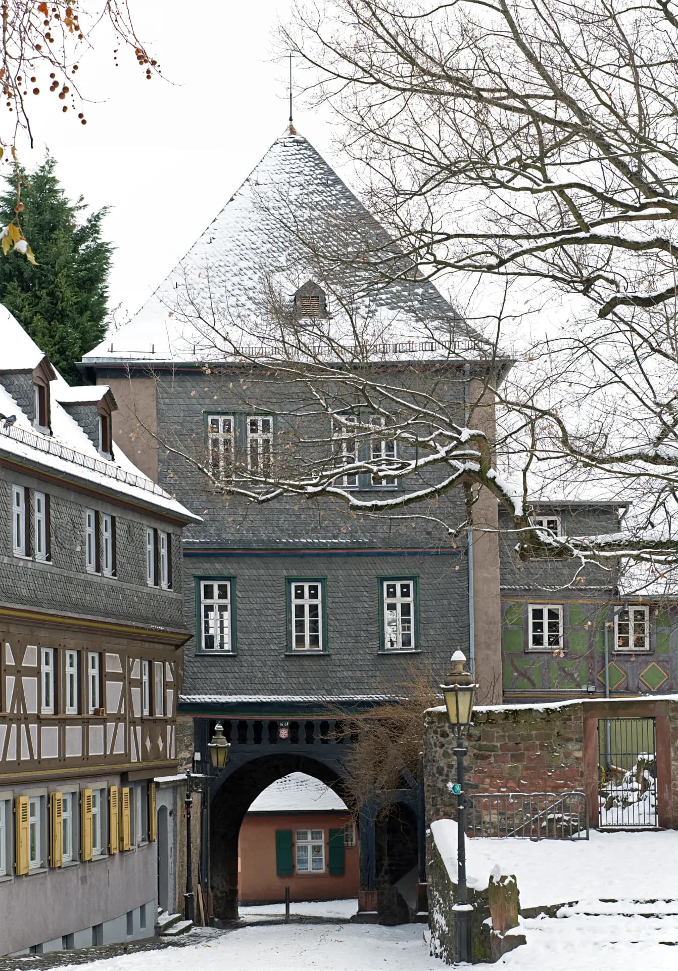 Zolltor am Höchster Schlossplatz im Schnee in Frankfurt Höchst