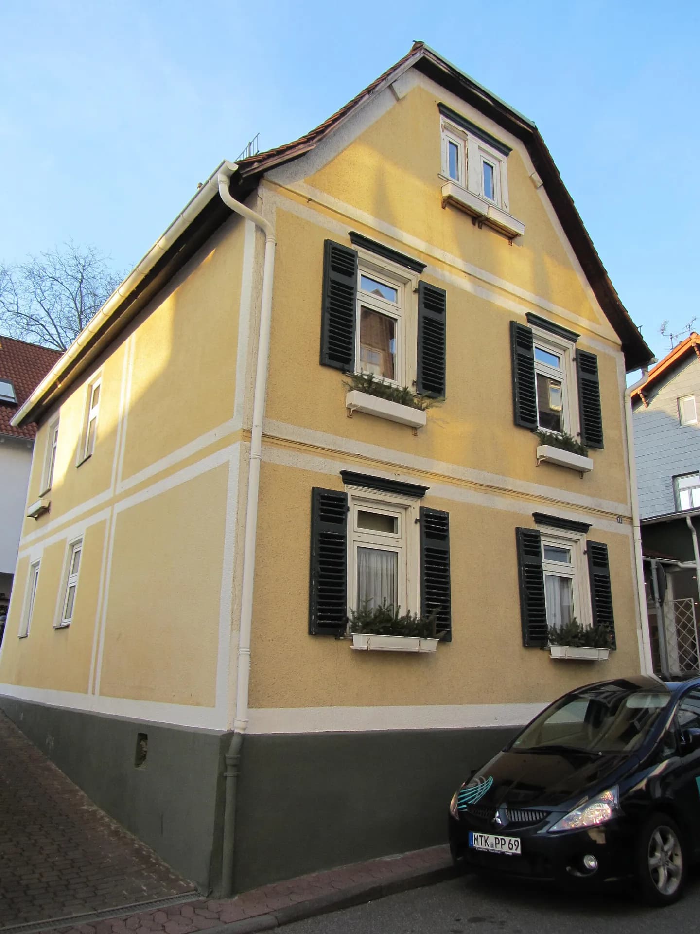 Gelbes Wohnhaus an der Straße Zum Quellenpark in Bad Soden am Taunus