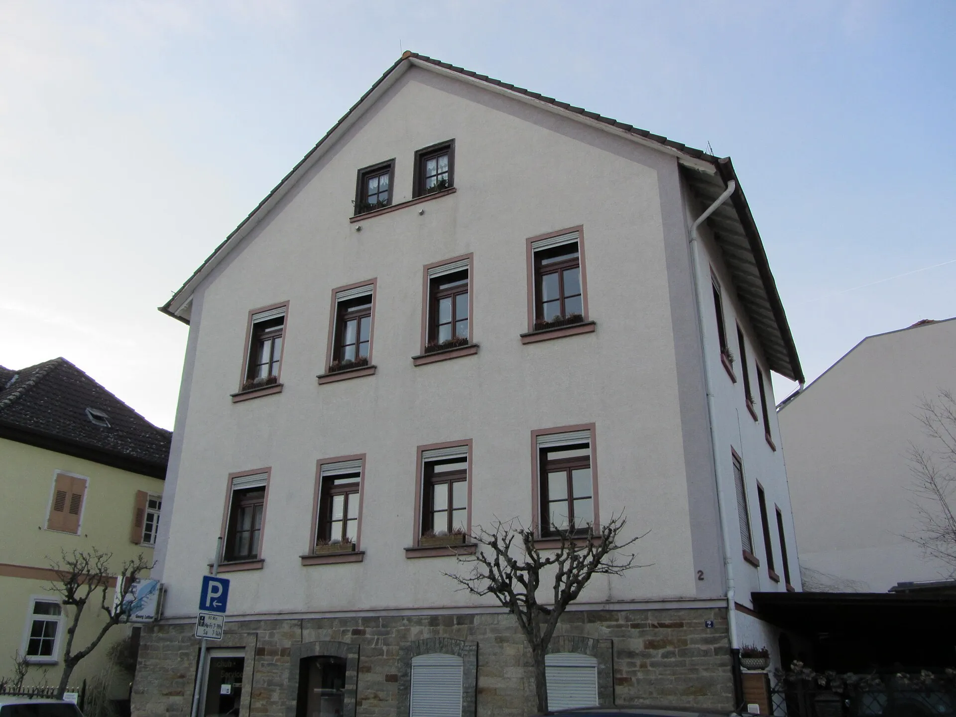 Weißes Wohnhaus an der Straße Zum Quellenpark in Bad Soden am Taunus